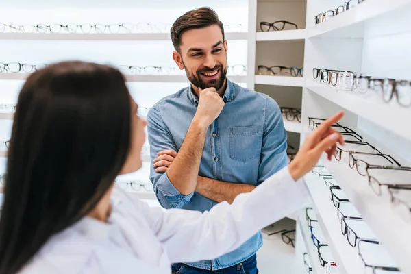 Medico e paziente in clinica oftalmologica — Foto Stock