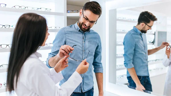 Läkare och patient i oftalmologi klinik — Stockfoto