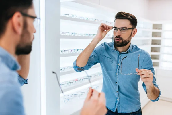 Patiënt in oogheelkunde kliniek — Stockfoto