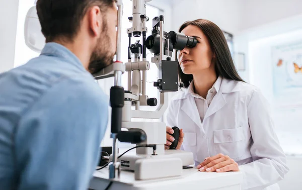 Medico e paziente in clinica oftalmologica — Foto Stock