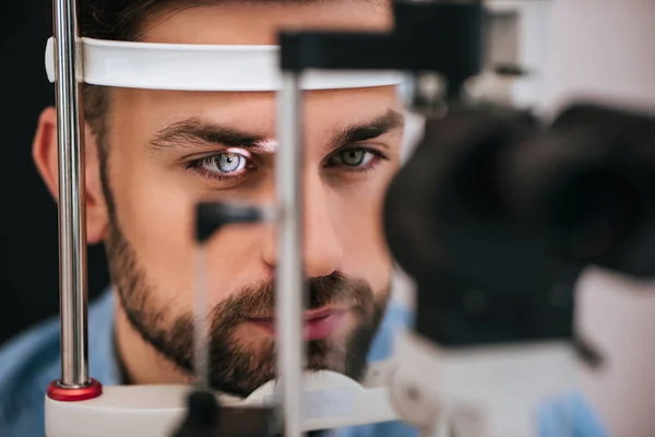 Patient in ophthalmology clinic — Stock Photo, Image