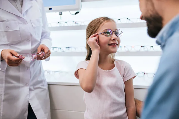 Papa avec sa fille dans une clinique d'ophtalmologie — Photo