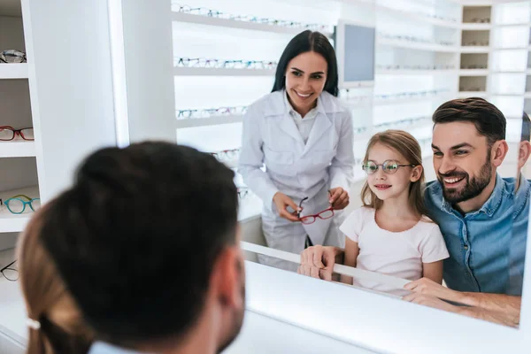 Pai com filha na clínica de oftalmologia — Fotografia de Stock