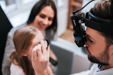 Anne ile kızı göz hastalıkları Kliniği