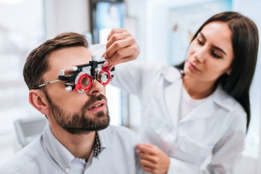 Doktor ve hasta göz hastalıkları Kliniği