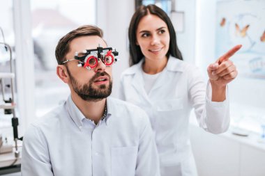 Doktor ve hasta göz hastalıkları Kliniği