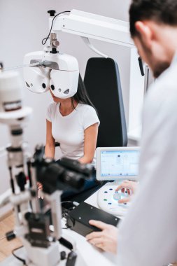 Doktor ve hasta göz hastalıkları Kliniği