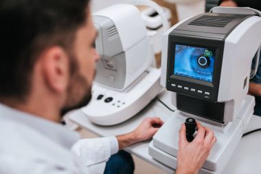 Doktor ve hasta göz hastalıkları Kliniği