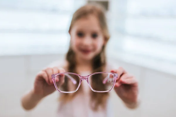 Ragazzina in clinica di oftalmologia — Foto Stock