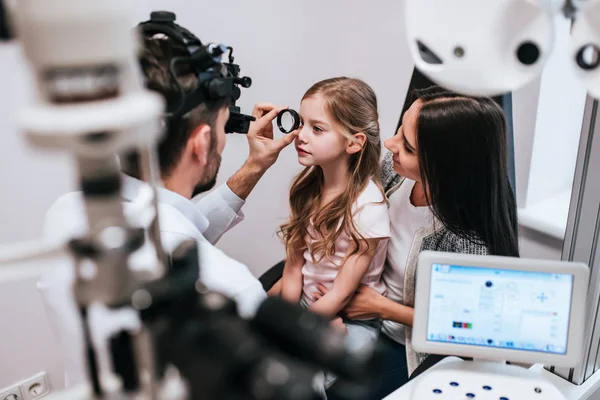 Moeder met dochter in de kliniek voor oogheelkunde — Stockfoto