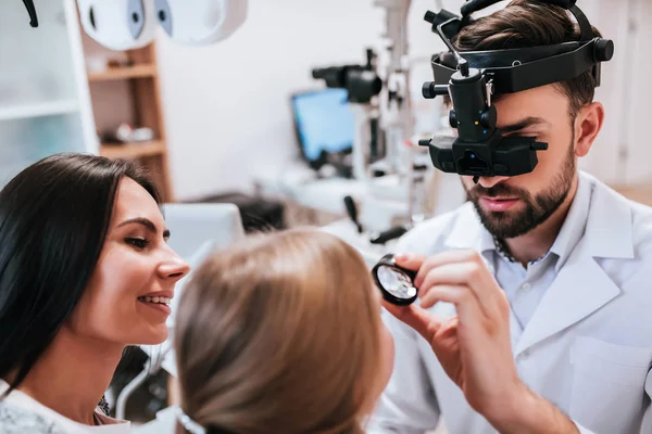 Maman avec sa fille dans une clinique d'ophtalmologie — Photo