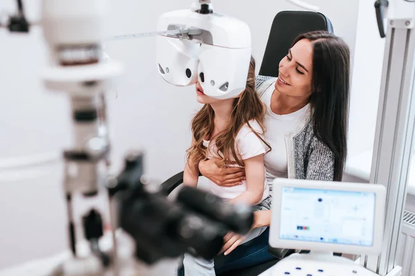 Mom with daughter in ophthalmology clinic — Stock Photo, Image