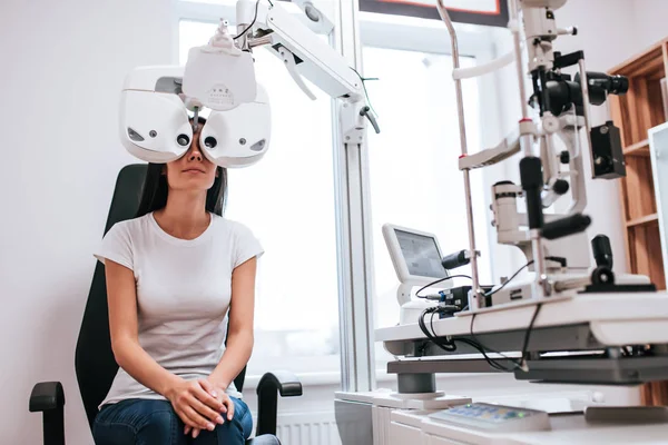 Patiënt in oogheelkunde kliniek — Stockfoto