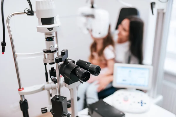 Mãe com filha na clínica de oftalmologia — Fotografia de Stock