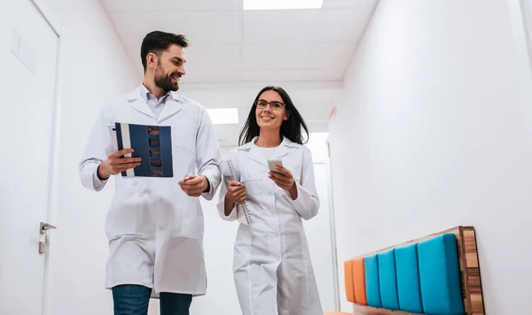 Dois médicos na clínica — Fotografia de Stock