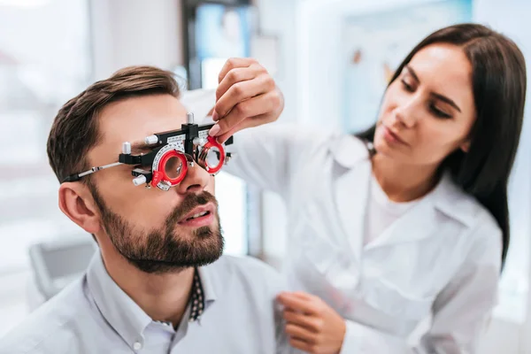 Médico e paciente na clínica de oftalmologia — Fotografia de Stock