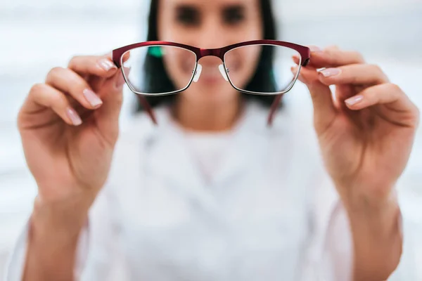 Vrouwelijke arts in oogheelkunde kliniek — Stockfoto