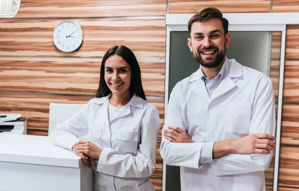 Δύο γιατρούς στην κλινική — Φωτογραφία Αρχείου