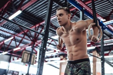 spor olarak güçlü bir adam