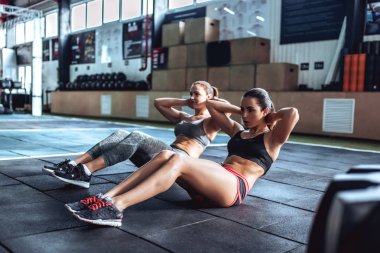spor salonunda sportif kadın