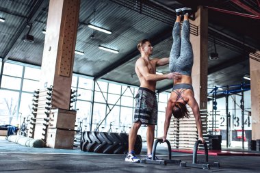 spor salonunda sportif Çift