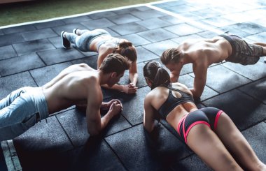 Spor salonunda grup eğitimi