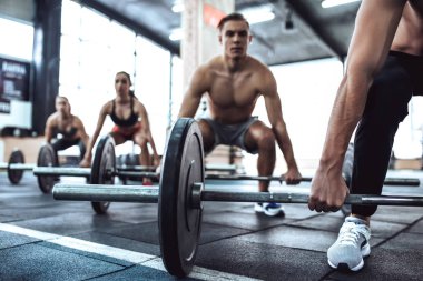 Spor salonunda grup eğitimi