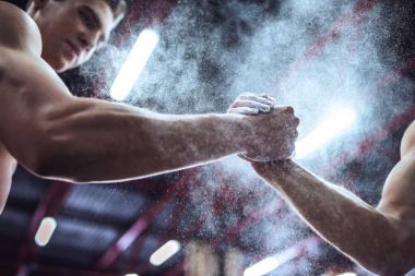 Sadece güçlü adamlar içinde jimnastik salonu