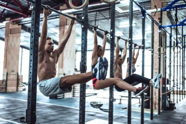 Spor salonunda grup eğitimi