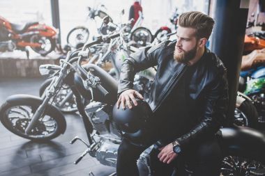 Adam motosiklet dükkanda