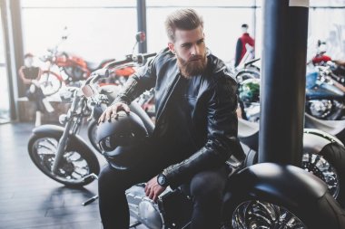 Adam motosiklet dükkanda
