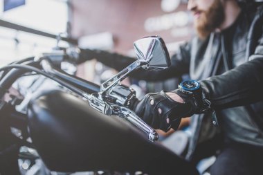 Adam motosiklet dükkanda