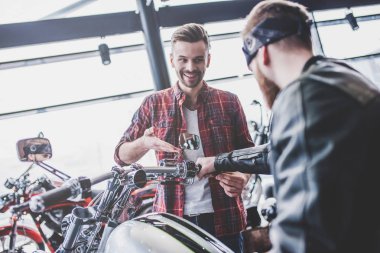 Motosiklet Dükkanı erkeklerde