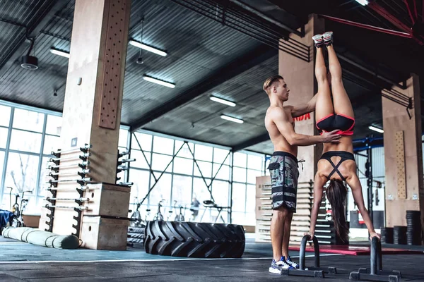 Sporty couple in gym — Stock Photo, Image