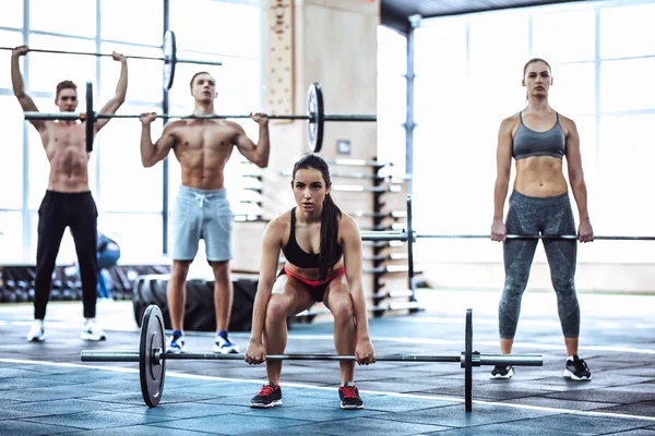 Allenamento di gruppo in palestra — Foto Stock