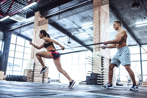 Sportliches Paar im Fitnessstudio — Stockfoto