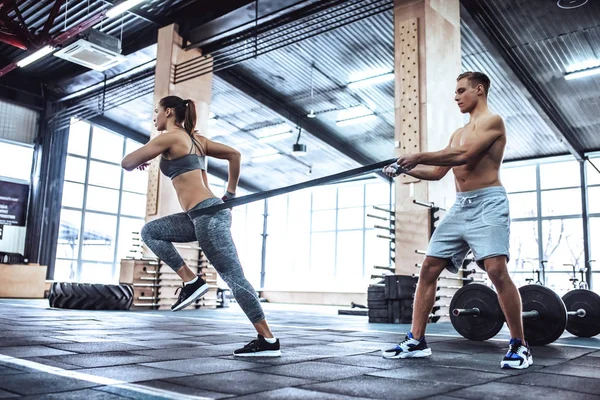 Sportieve paar in sportschool — Stockfoto