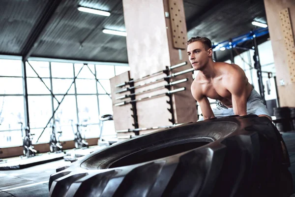 Uomo forte in palestra — Foto Stock