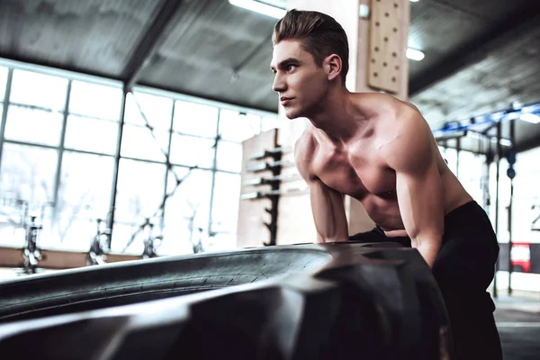 spor olarak güçlü bir adam