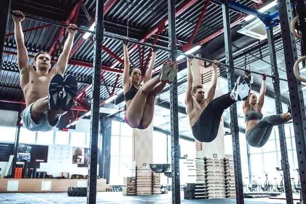 Gruppentraining im Fitnessstudio — Stockfoto