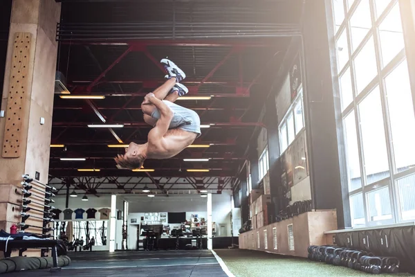 spor olarak güçlü bir adam