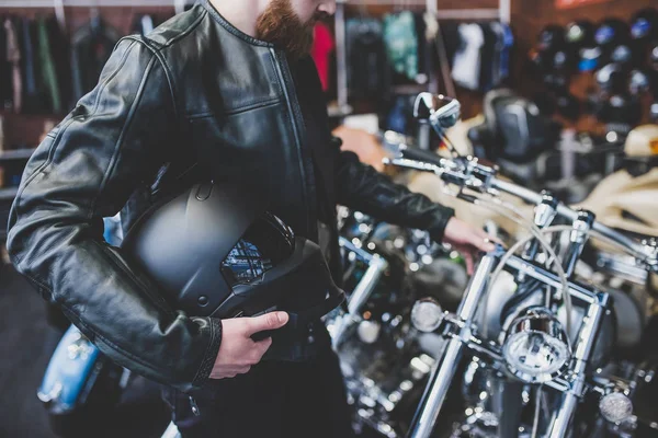 Homem na loja de motocicletas — Fotografia de Stock