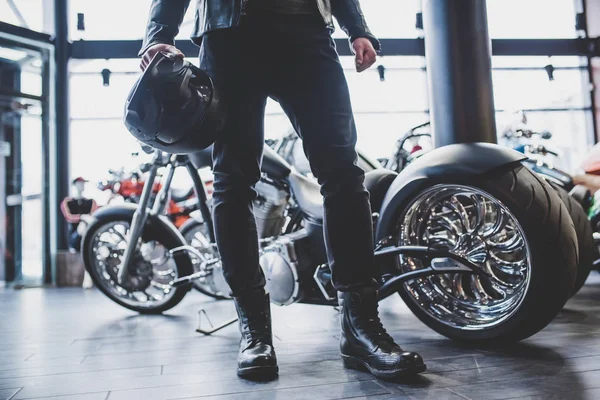Adam motosiklet dükkanda — Stok fotoğraf