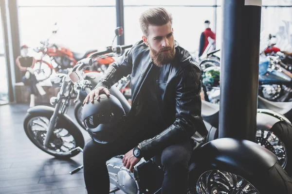 Homme en magasin de moto — Photo