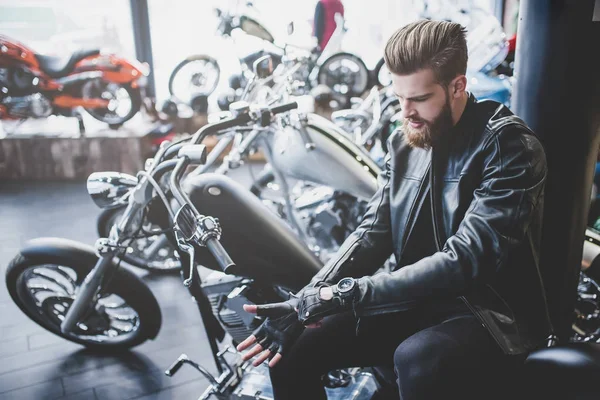 Adam motosiklet dükkanda — Stok fotoğraf