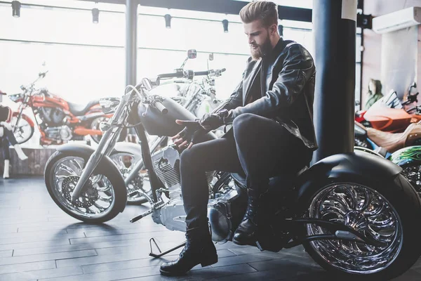 Homem na loja de motocicletas — Fotografia de Stock
