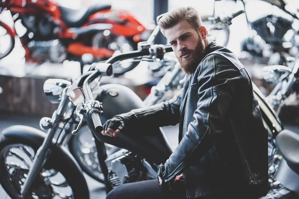 Homme en magasin de moto — Photo