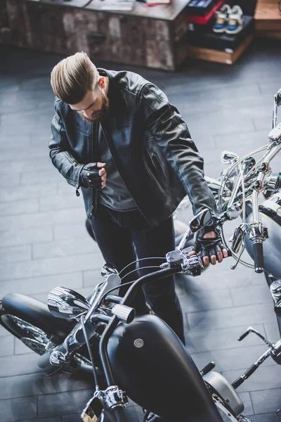 Человек в магазине мотоциклов — стоковое фото