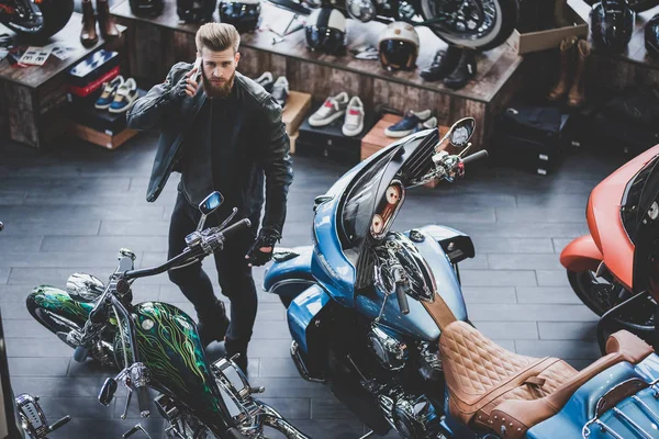Чоловік в магазині мотоциклів — стокове фото