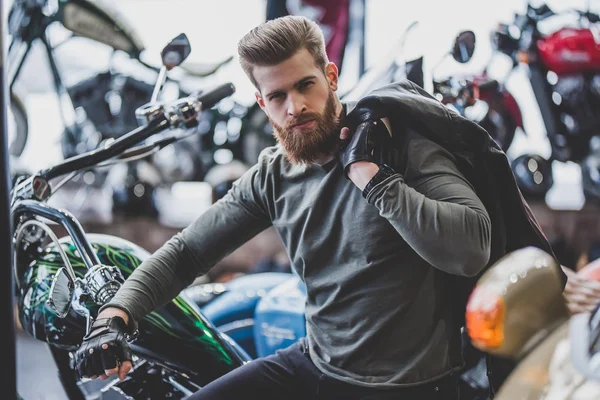 Człowiek w Sklep motocyklowy — Zdjęcie stockowe